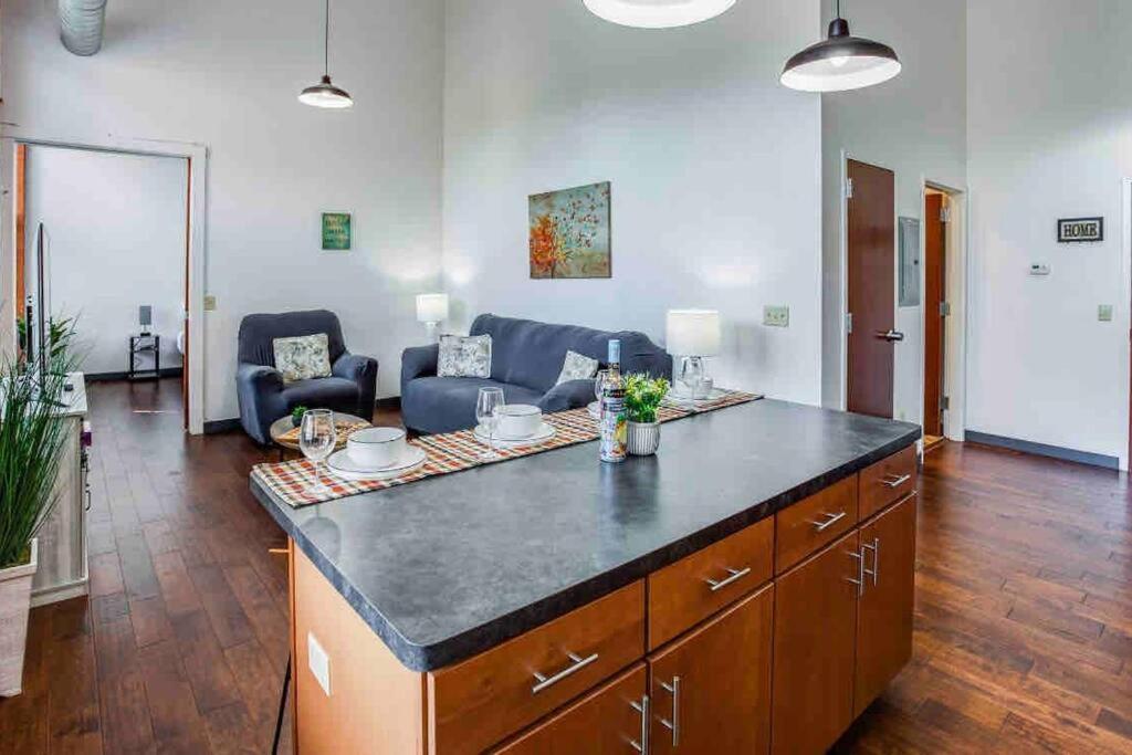Ny Style Centric Loft With King Bed By Park Av. Apartment Rochester Bagian luar foto