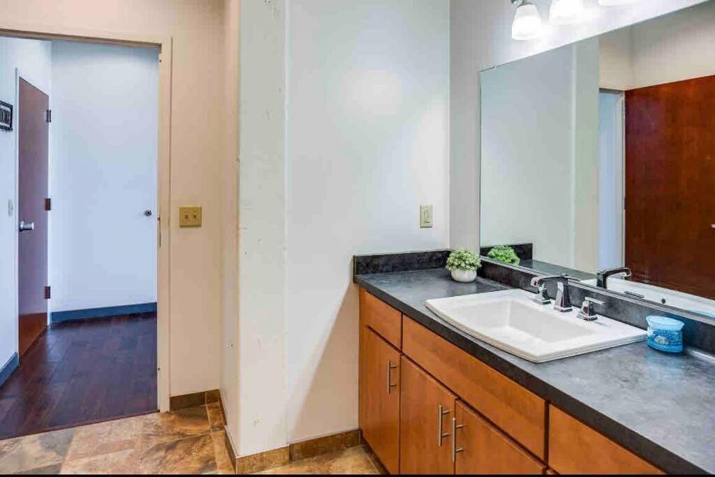Ny Style Centric Loft With King Bed By Park Av. Apartment Rochester Bagian luar foto